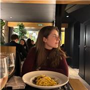 Profesora de primaria apta para enseñar diferentes asignaturas.